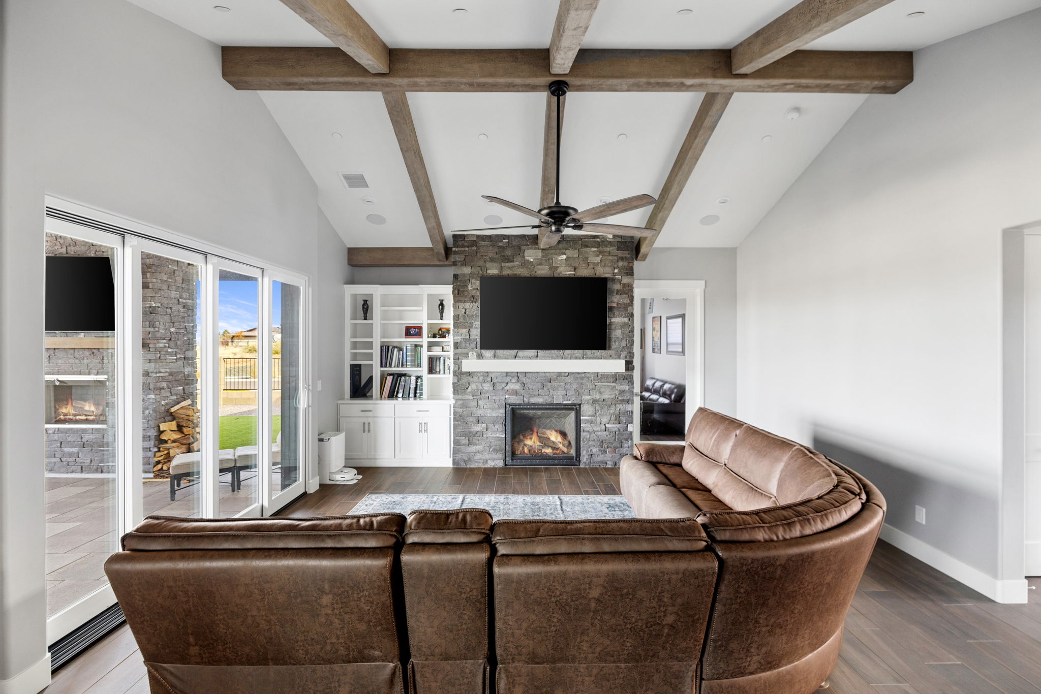20-Living Room (2)