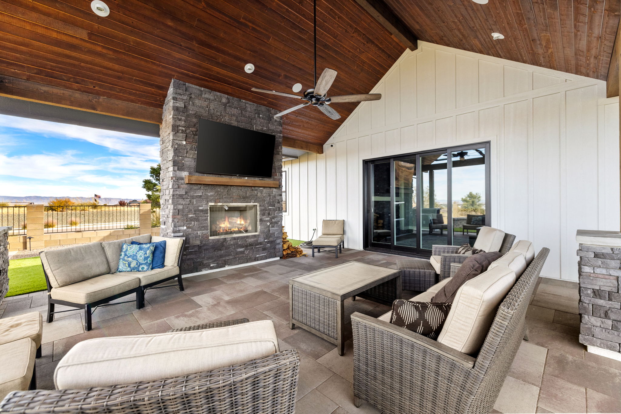 23-Back Patio (3)